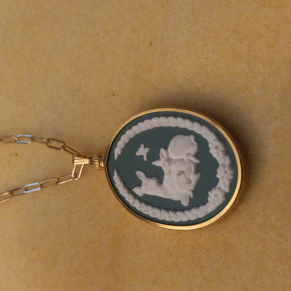 Pendant 1981 Mother's Day Deer cameo Pendant from Franklin Mint